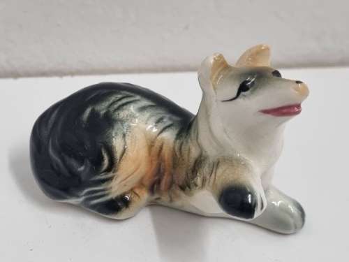 Beautiful Vintage Dog ornament - 6cm x 4.5cm