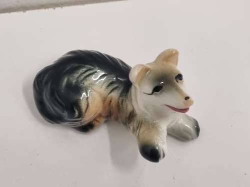 Beautiful Vintage Dog ornament - 6cm x 4.5cm