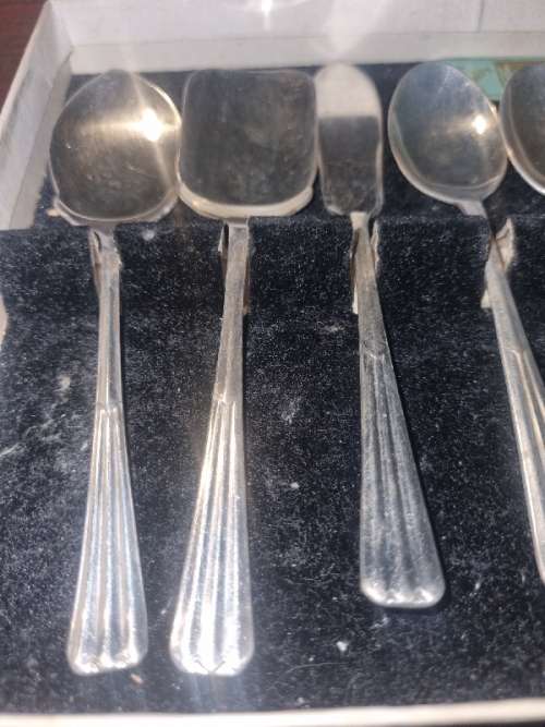 Beautiful 9 Piece EPNS Teaspoon set - See pictures