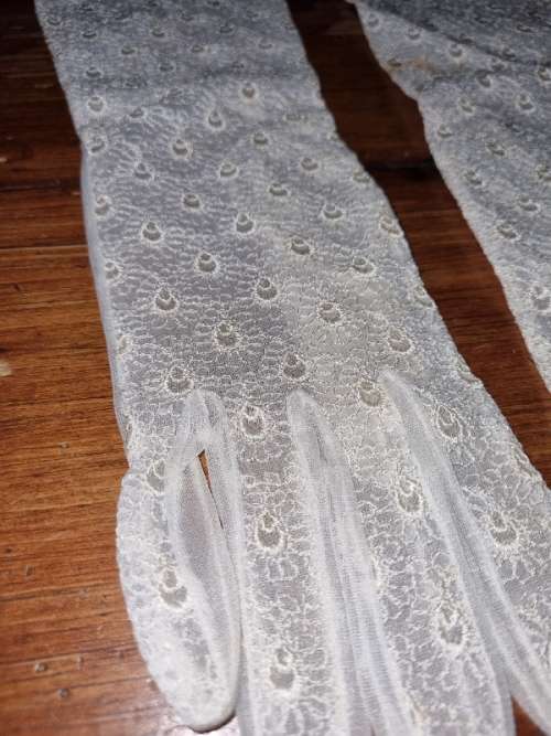 Beautiful Pair of Vintage Lace Gloves - Size 6 1/2
