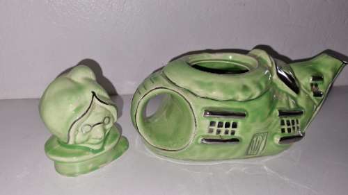 Vintage Lingard Teapot - England - Lady living in a shoe