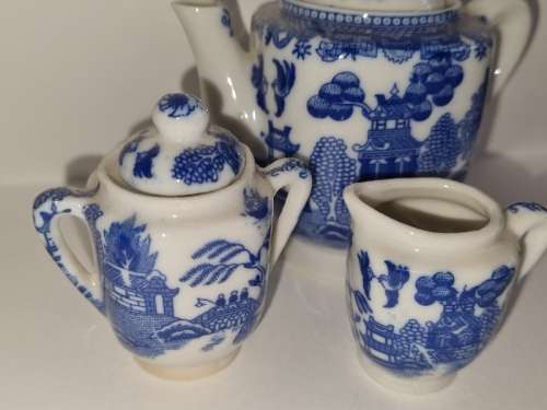 Beautiful 4 Piece Miniature Delft Set - No stamps - See pictures