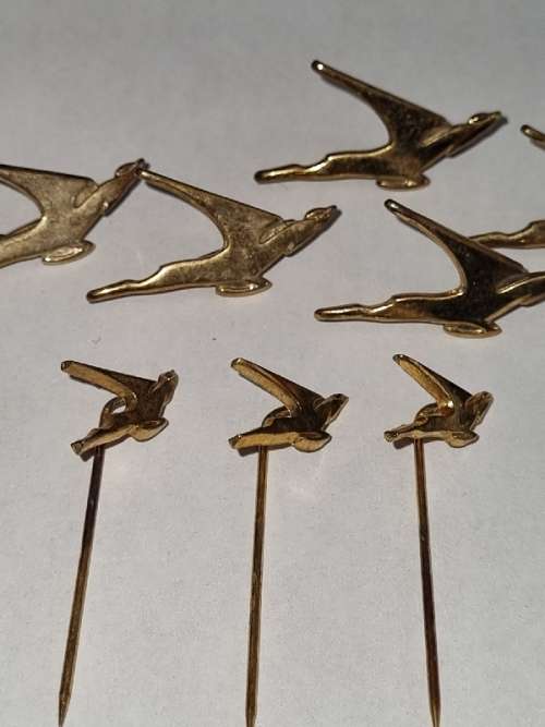 8 x SAA pins and badges