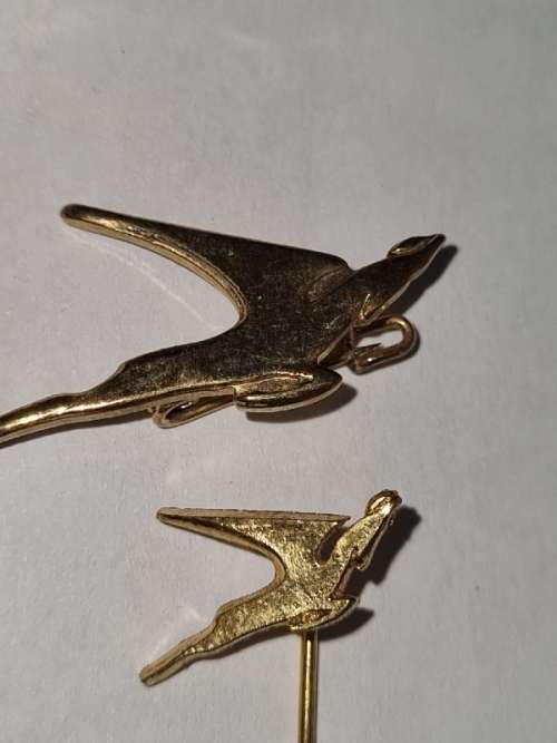 8 x SAA pins and badges