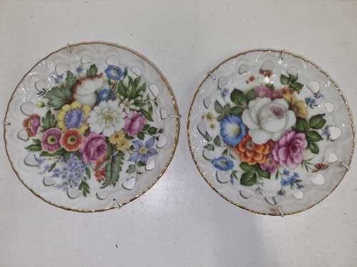 2 x Beautiful Vintage Dresden wall hanging plates - Diameter - 15cm each