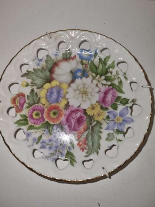2 x Beautiful Vintage Dresden wall hanging plates - Diameter - 15cm each