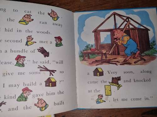 The Story of The Three Little Pigs - Read Along with me