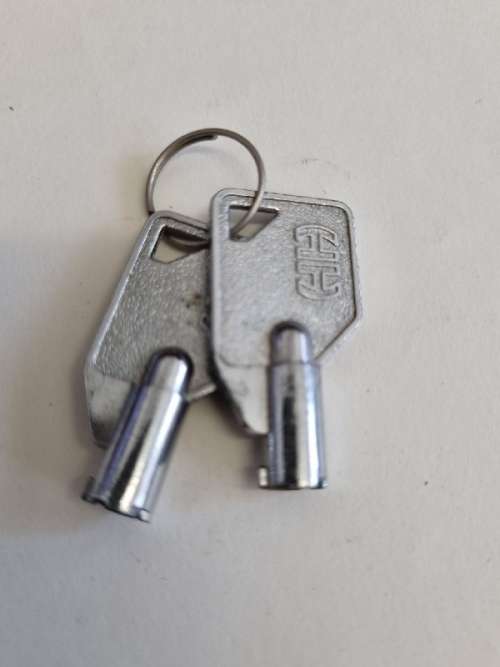 2 x Vintage Keys - 3cm each