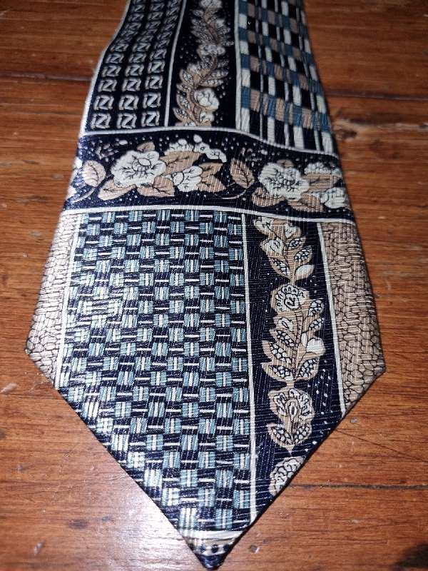 Beautiful Woolworths Tie