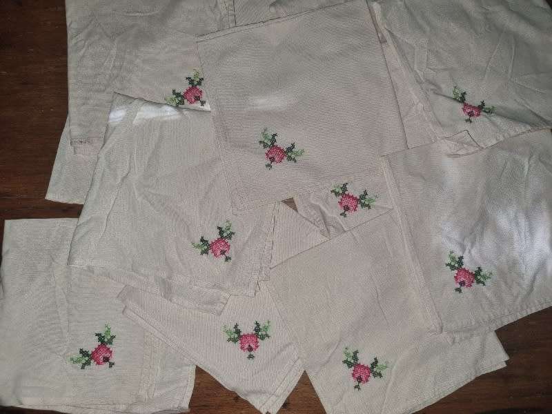 13 x Vintage Embroidered Fabric Napkins / Serviettes
