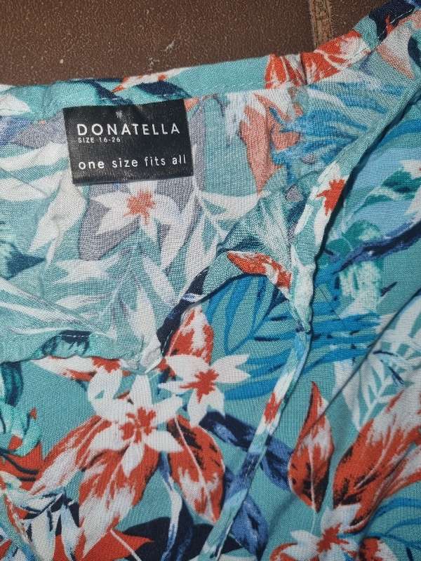Beautiful oversized floral top - Donatella - Fits sizes 16 - 26