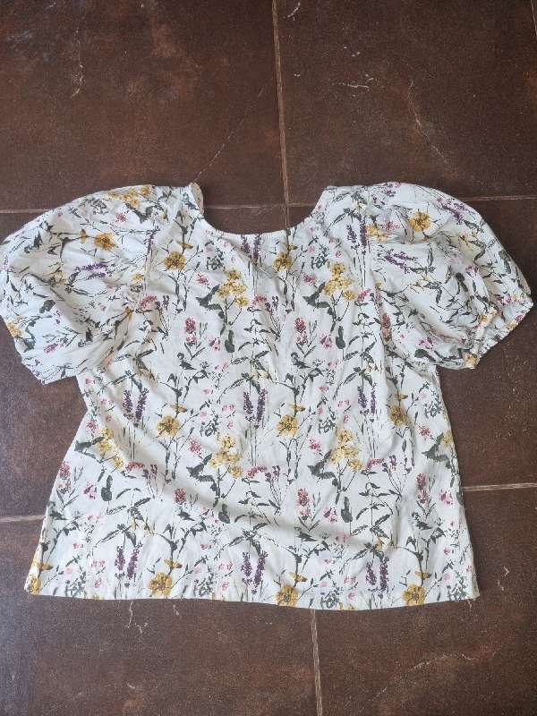 Beautiful Floral Top with puffy sleeves - Size XXL