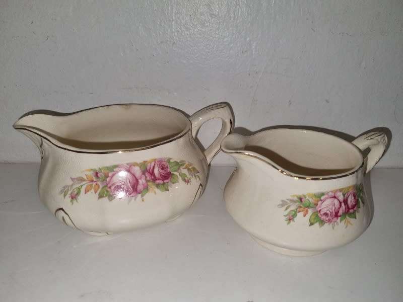 2 x Beautiful Vintage Alfred Meakin Jugs with floral detail - Made in England