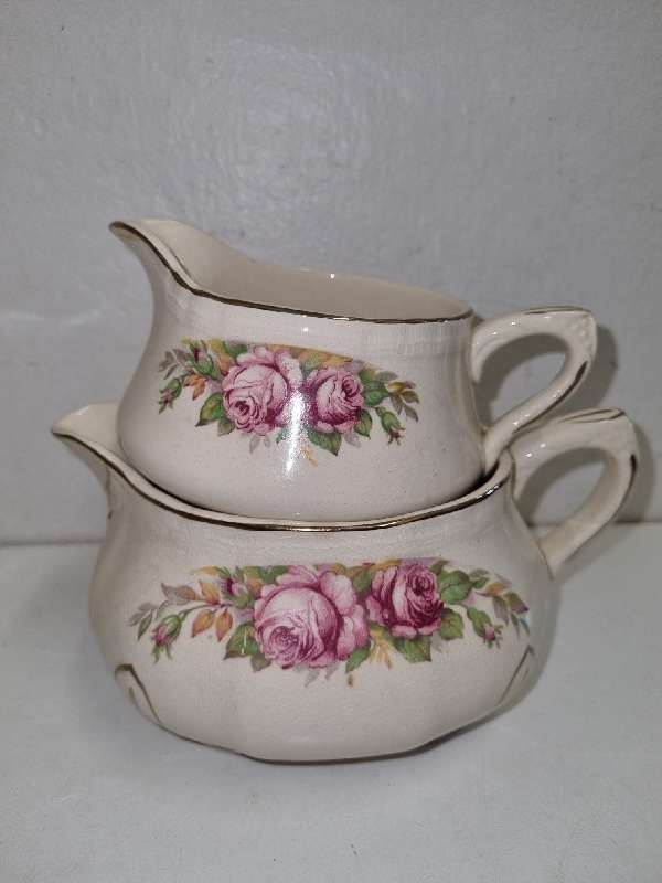2 x Beautiful Vintage Alfred Meakin Jugs with floral detail - Made in England