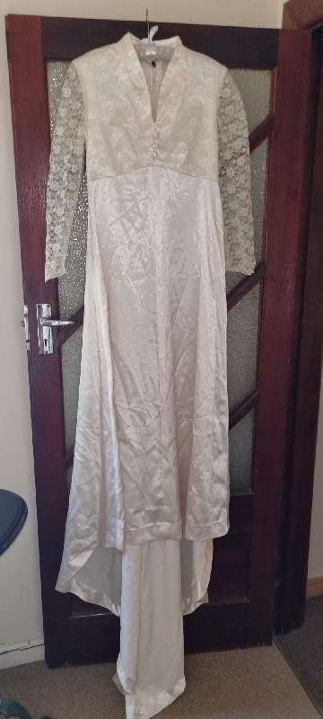 Beautiful Vintage Wedding Dress with lace and long train - Size 10