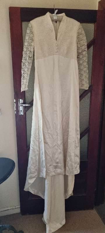 Beautiful Vintage Wedding Dress with lace and long train - Size 10
