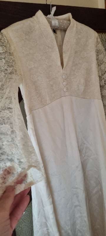 Beautiful Vintage Wedding Dress with lace and long train - Size 10