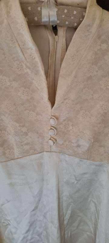 Beautiful Vintage Wedding Dress with lace and long train - Size 10