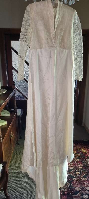 Beautiful Vintage Wedding Dress with lace and long train - Size 10