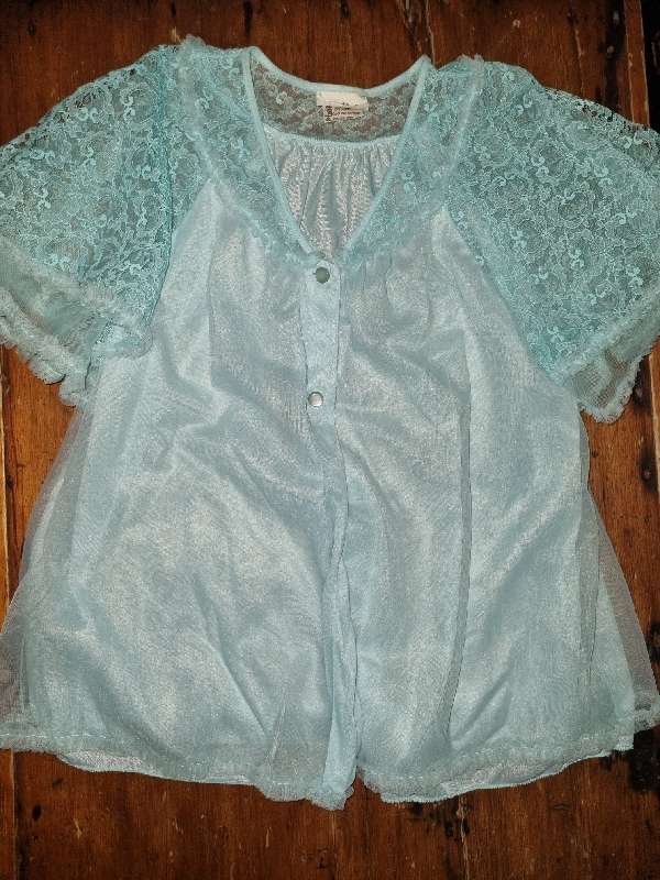 Beautiful Vintage Night Shirt / Bed Shirt with lace Detail - Size M