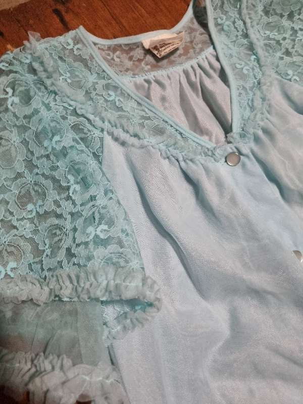Beautiful Vintage Night Shirt / Bed Shirt with lace Detail - Size M