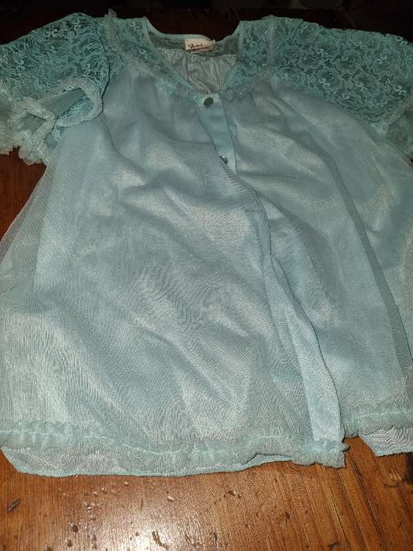 Beautiful Vintage Night Shirt / Bed Shirt with lace Detail - Size M
