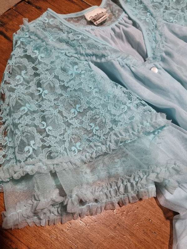 Beautiful Vintage Night Shirt / Bed Shirt with lace Detail - Size M