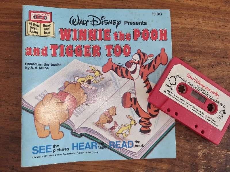 Walt Disney - Winnie the Pooh and Tigger Too - 24 Page Read-Along Book and Tape