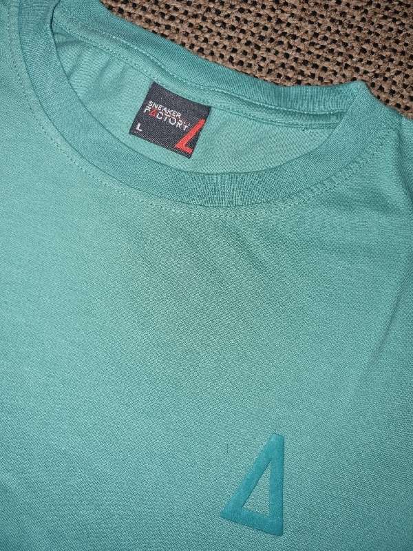 T-Shirt - Size L