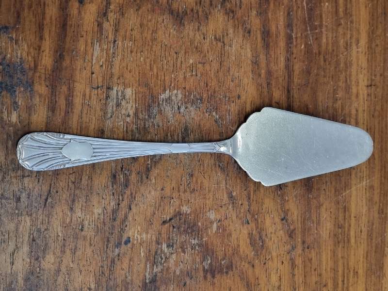 Small Cake Lifter - EBCO Plate EPNS A1 Sheffield England - 18cm