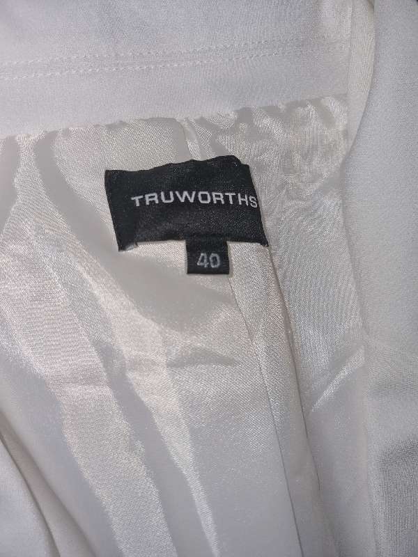 Beautiful White sleeveless Jacket - Truworths - Size 40 - Great Quality - Never worn