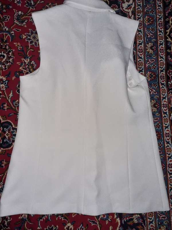 Beautiful White sleeveless Jacket - Truworths - Size 40 - Great Quality - Never worn