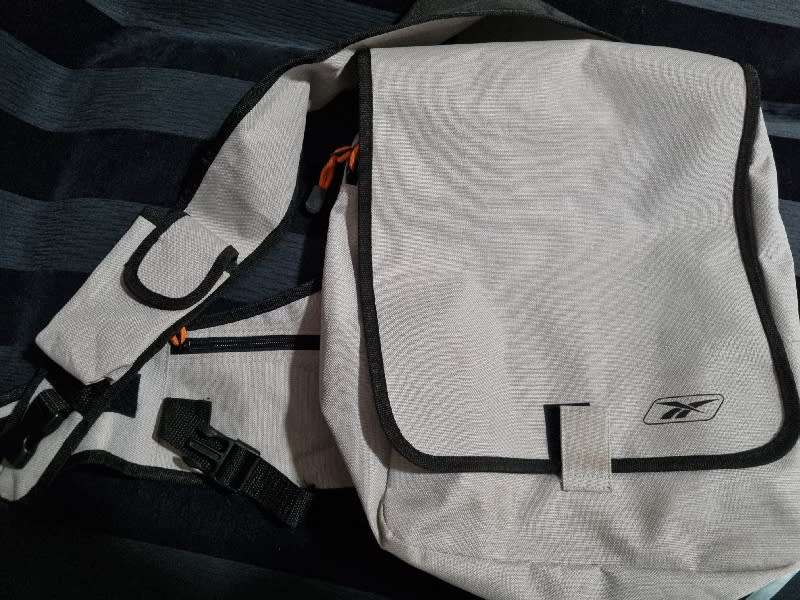 Reebok shoulder cross over bag with lots of storage space
