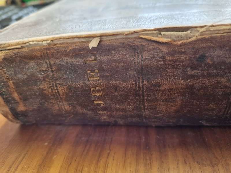 Very old  Bijbel