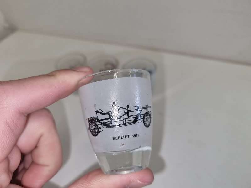 4 x Shooter glasses with old car detail