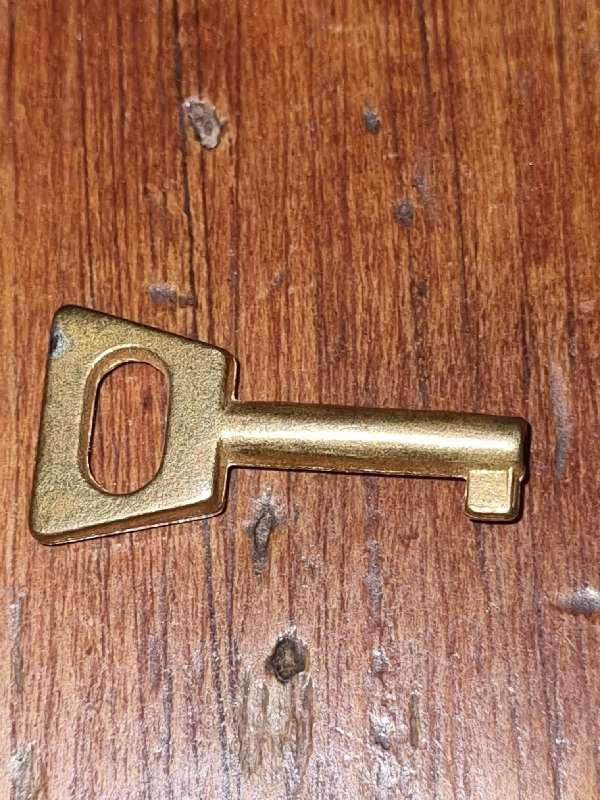 Very small brass key - 2.5cm