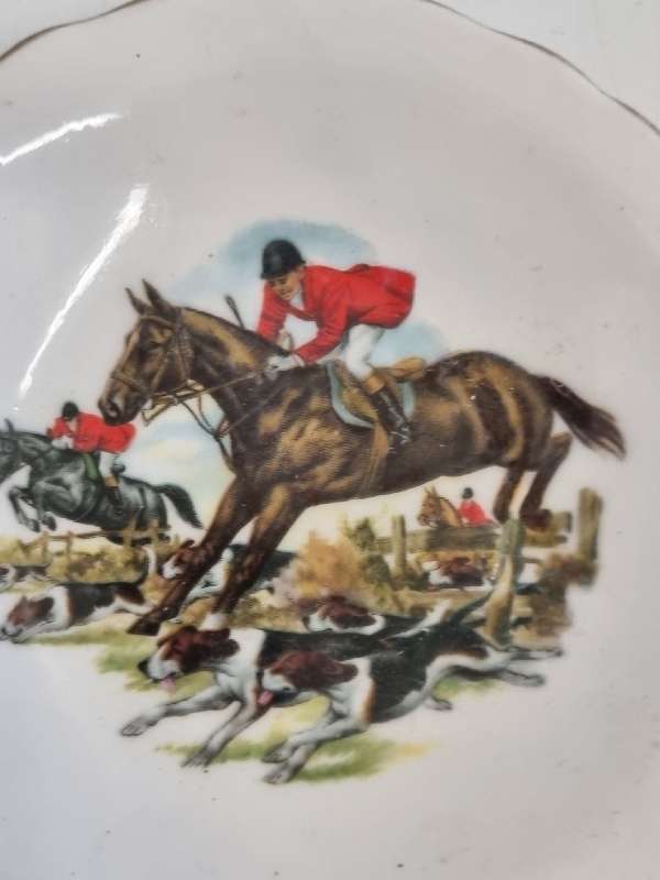 2 x Small decorative plates with horse detail - Diameter 12cm each - Bone China - Made in England