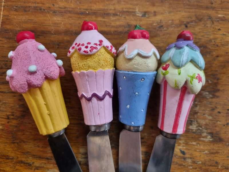 4 x Patee Knives with ice cream detail - Just beautiful