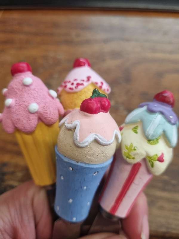 4 x Patee Knives with ice cream detail - Just beautiful