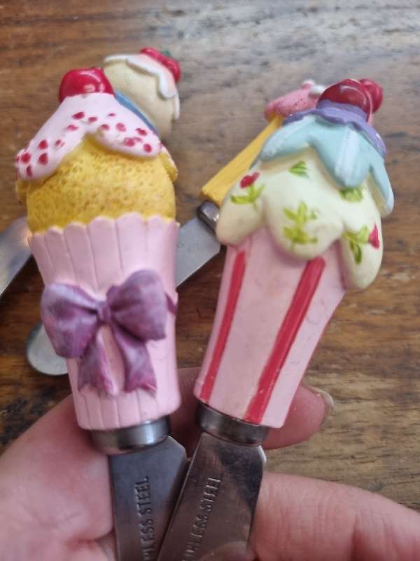 4 x Patee Knives with ice cream detail - Just beautiful