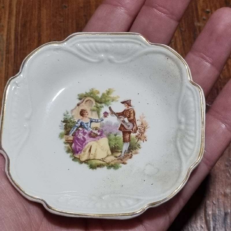 Small Vintage Plate with beautiful detail - 8cm x 8cm