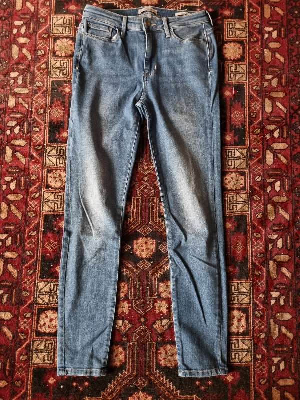 Guess High Rise Jeans - 28RG - Will fit a SA Size 10