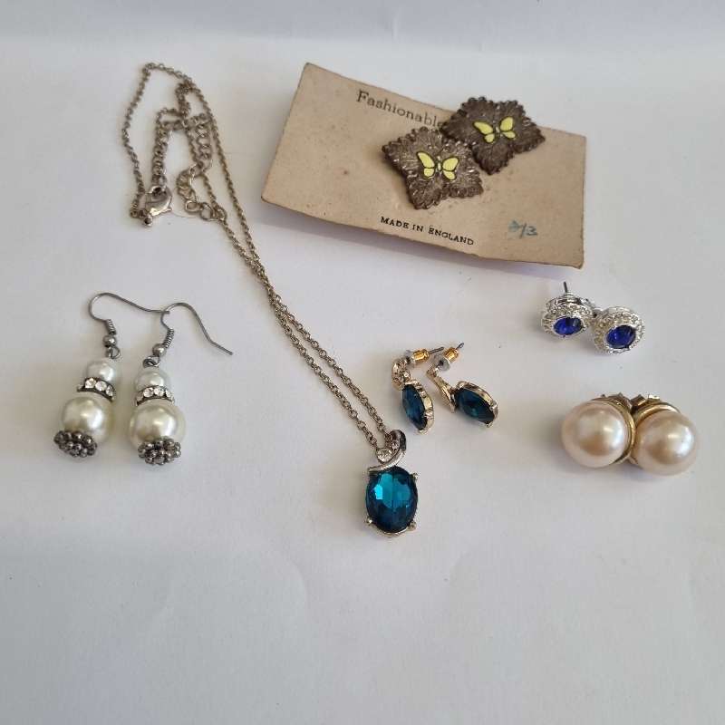 Some costume and vintage jewellery incl. earrings and necklace set