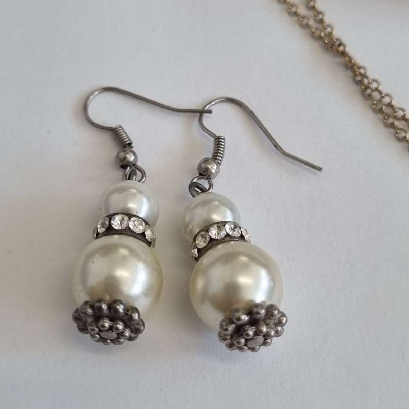 Some costume and vintage jewellery incl. earrings and necklace set