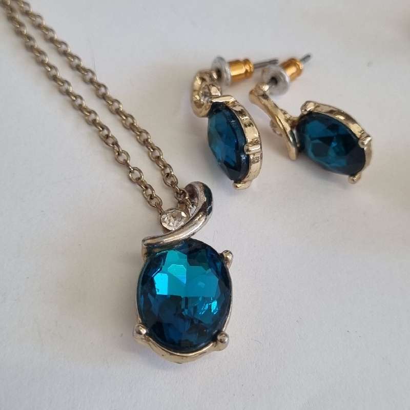 Some costume and vintage jewellery incl. earrings and necklace set