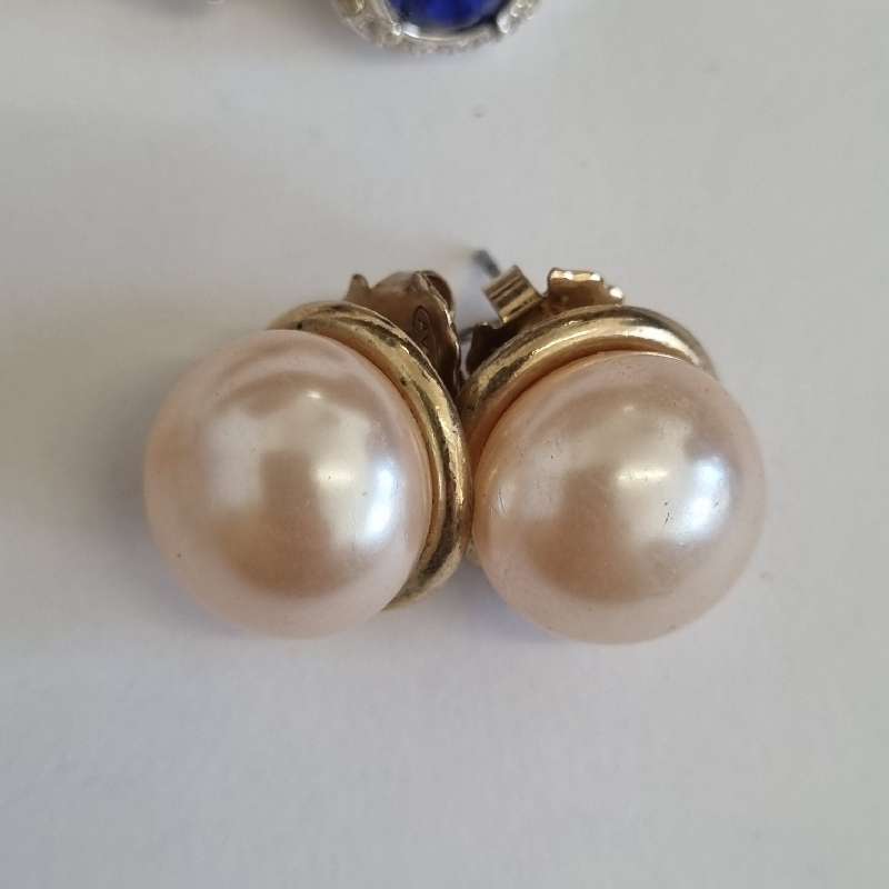 Some costume and vintage jewellery incl. earrings and necklace set