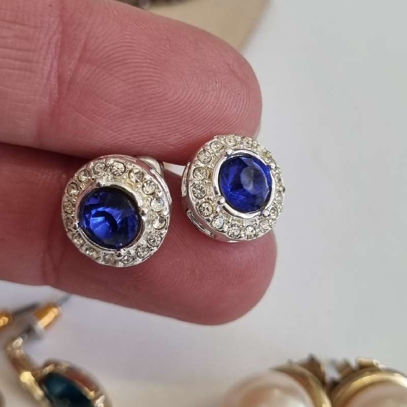 Some costume and vintage jewellery incl. earrings and necklace set