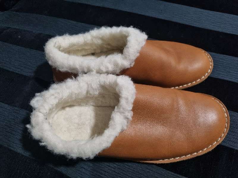 Genuine leather slippers with wool inners - Size 6