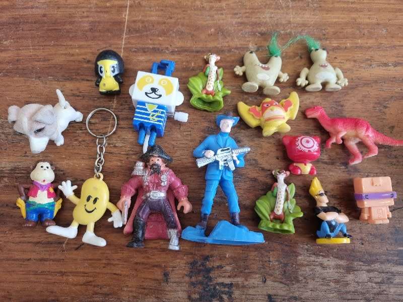 16 x Small Toy figurines incl. Johnny Bravo
