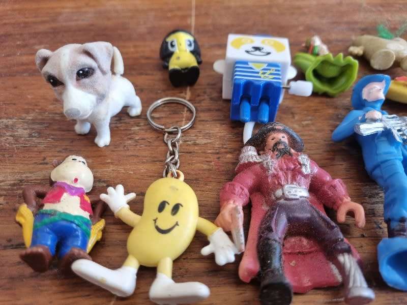 16 x Small Toy figurines incl. Johnny Bravo
